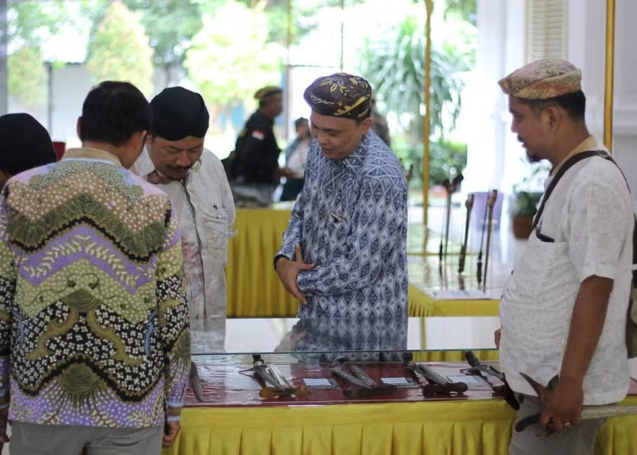 Gugah Gaman Cirebon Hadirkan Demo Tempa Keris oleh Empu Lokal