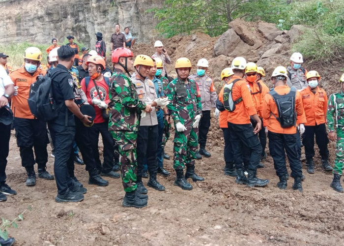 Dandim 0614/Kota Cirebon Ikut Andil Proses Evakuasi Korban Longsor Galian C di Argasunya