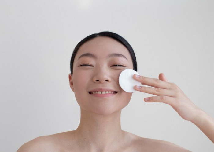 7 Teknik Membersihkan Wajah yang Benar, Dari Double Cleansing hingga Exfoliating