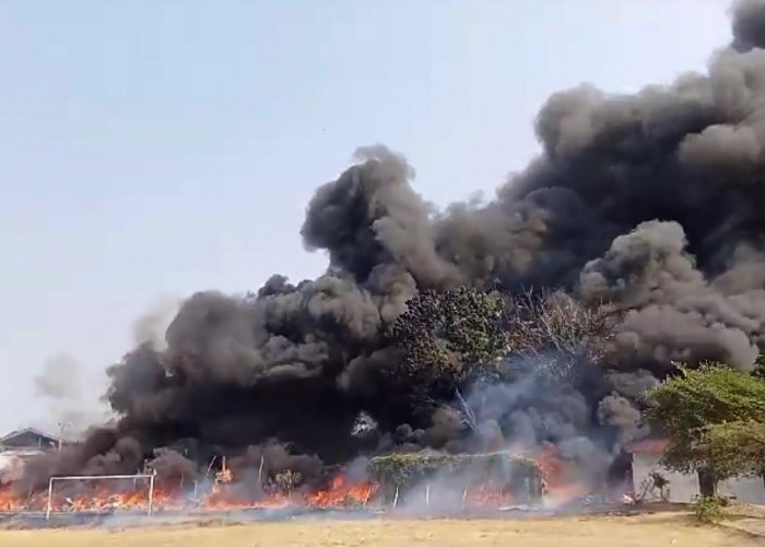 Gudang Rongsok di Jalan Diponegoro Terbakar Hebat, Kepulan Asap Hitam Terlihat dari Jalan Perjuangan 