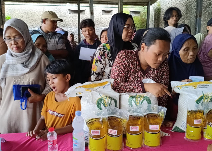 Kelurahan Harjamukti Salurkan Bansos Beras untuk 1.991 Penerima Manfaat Secara Door to Door ke Tiap RW