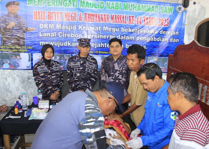 Sambut Hari Kesehatan TNI AL, Lanal Cirebon Dukung Acara Khitanan Massal di Masjid Keramat Megu