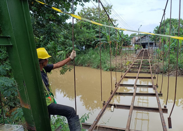 Korem 063/SGJ dan Kodim 0614/Kota Cirebon Perbaiki Jembatan Gantung Kriyan yang Jadi Penghubung 2 Kecamatan