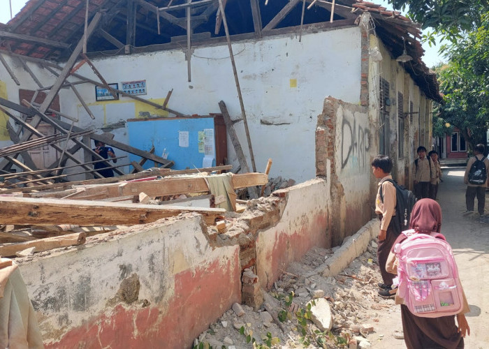 Gedung SD di Silyeg Indramayu Tak Pernah Tersentuh Perbaikan, Kini Mendadak Ambruk