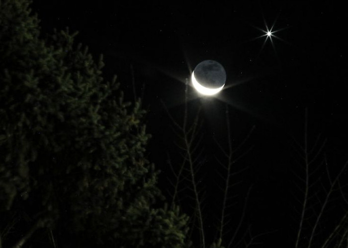 Penjelasan di Balik Fenomena Langit Bulan Sabit Berdampingan yang Menakjubkan