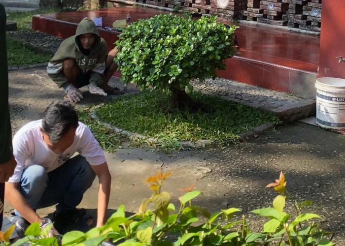Pemuda di Kota Cirebon Bersihkan Masjid Merah Kedung Menjangan, Angkat Potensi Wisata Religi dan Sejarah