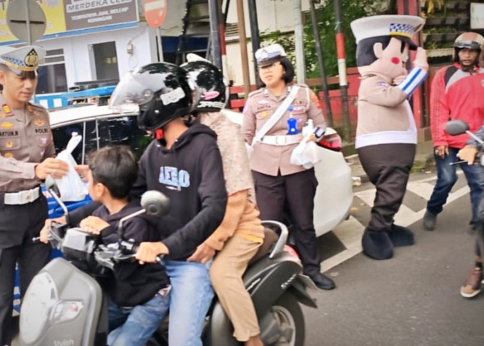 Polantas Kuningan Bagikan Takjil, Tebar Kepedulian Ramadan di Jl Siliwangi