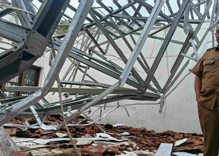 Atap Enam Lokal Kantor Disnaker Ambruk, Puluhan Komputer Rusak