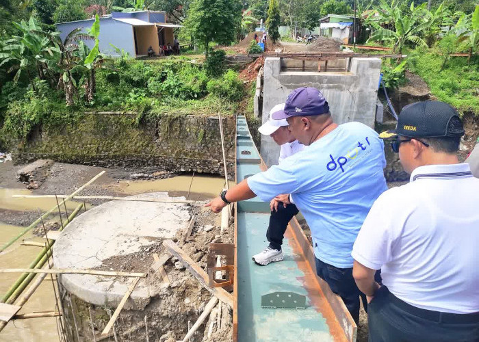 Video Viral, Detik-detik Kontruksi Jembatan Cijemit Dihantam  Banjir Bandang