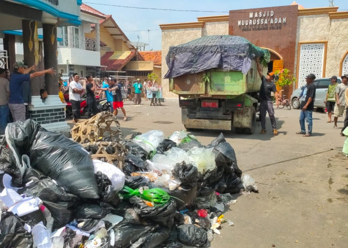 Warga Kubangdeleg Protes, Blokir Truk Sampah DLH di Balai Desa