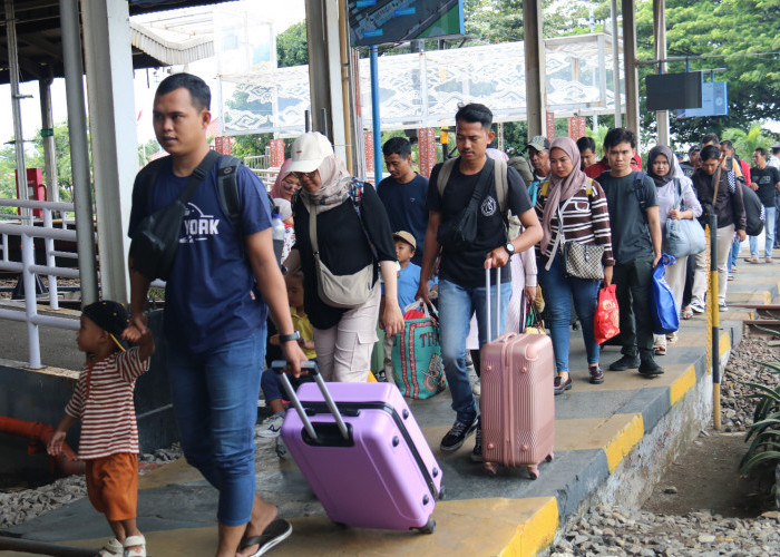 Lonjakan Penumpang KA di Cirebon Capai 19,6 Persen Selama Liburan, KAI Daop 3 Optimalkan Layanan