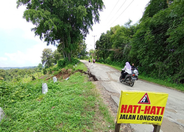 Warga Desak Pemkab Cirebon Segera Perbaiki Jalan Longsor Cipeujeuh-Kamarang