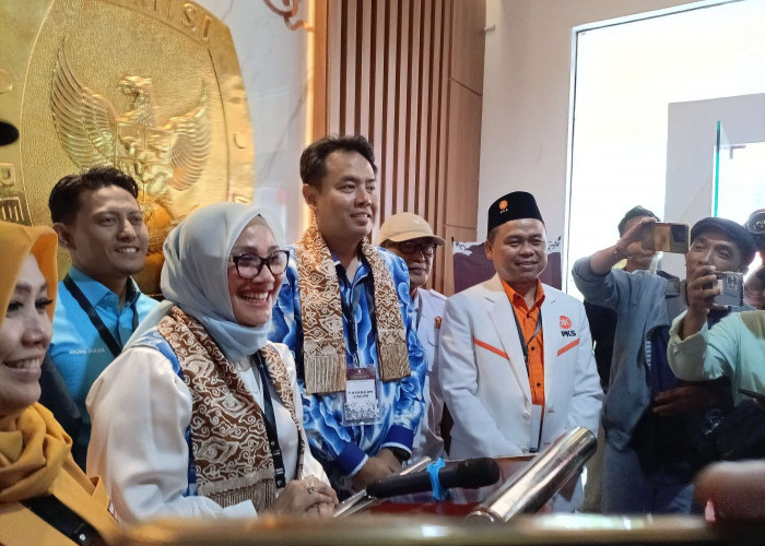 Eti-Suhendrik Daftar ke KPU, Ratusan Pendukung Ikut Iringi, Siap Raih Suara Masyarakat Kota Cirebon