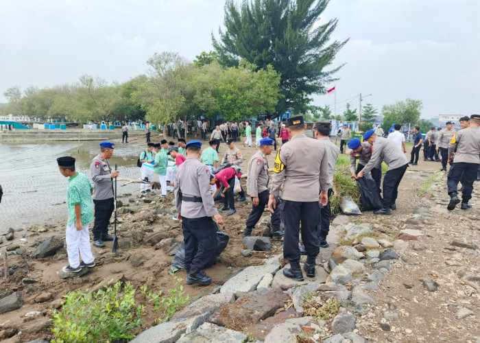 Polres Ciko Bebersih Pantai Kejawanan