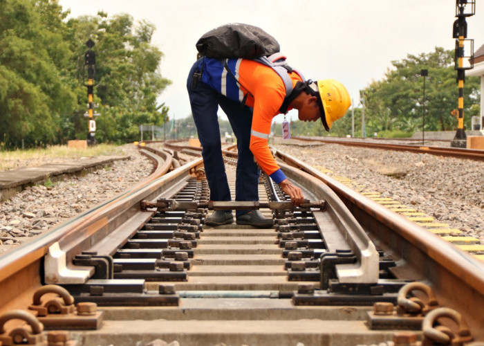 Petugas Pemeriksa Jalur Rela Jalan Kaki Susuri Rel Demi Pastikan Keselamatan Perjalanan Kereta Api