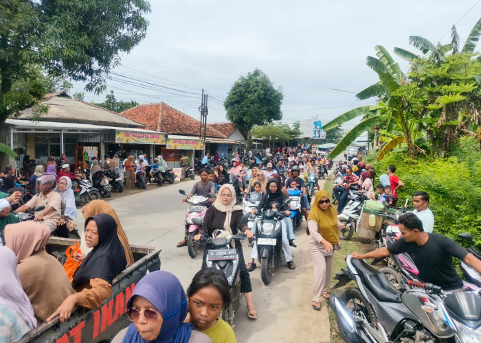 Ribuan Warga Cirebon Timur Padati Jalan Sambut Kepulangan Dede April