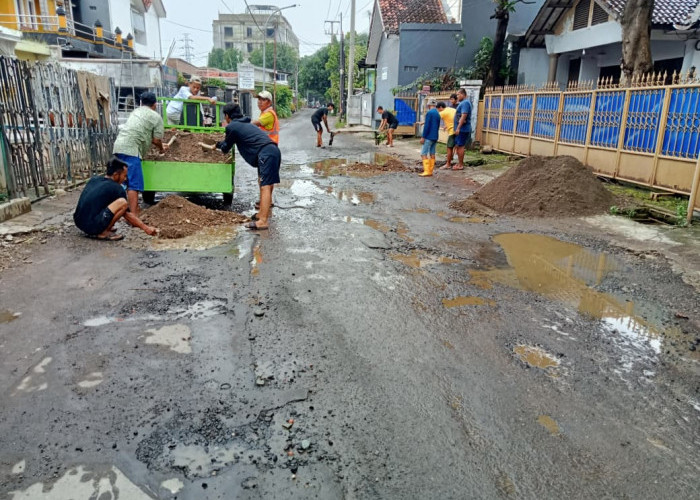 Lama Tunggu Pemda, Pemuda Sicalung Perbaiki Jalan dengan Swadaya