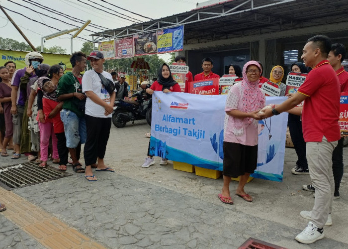 Warga Antusias Terima Takjil dari Alfamart yang Dibagikan di Jalan Siliwangi Kota Cirebon