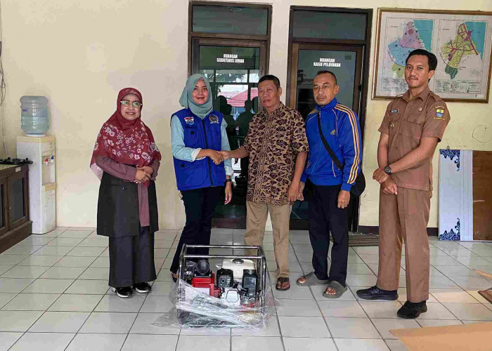 Endah Serahkan Titipan Bantuan Pompa Air dari Kang Hero untuk Warga Drajat