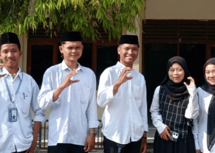 Perkuat Pengalaman Lapangan, Mahasiswa PLP UIN Siber Cirebon Tanamkan Kedisiplinan di MA Nusantara Arjawinangu
