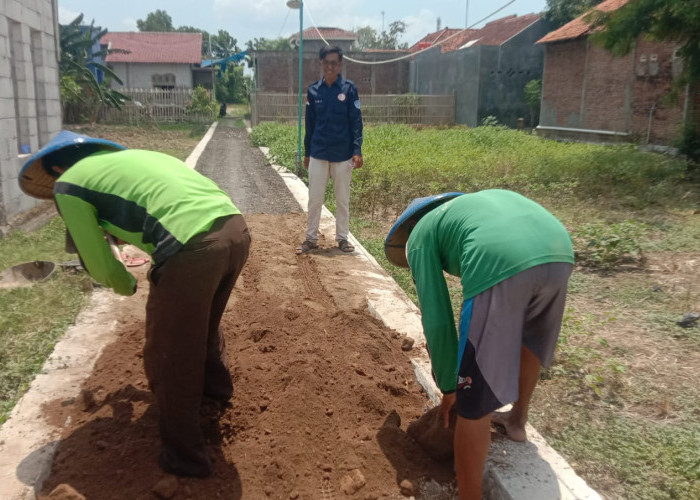 Peningkatan Jalan Desa Cisaat Kecamatan Waled Bikin Antusias Warganya