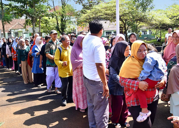 Laris! Operasi Pasar di Cilimus, Ini Rincian Paket Sembako Rp40 Ribu Bersubsidi