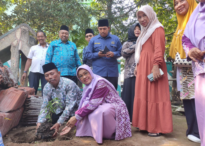 Kemenag Tanam Pohon di DTA Al-Muttaqin Kayuwalang