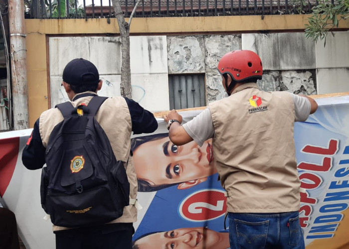 Harus Tetap Steril Selama Kampanye, Panwascam Tertibkan 25 APK di Jalan Siliwangi