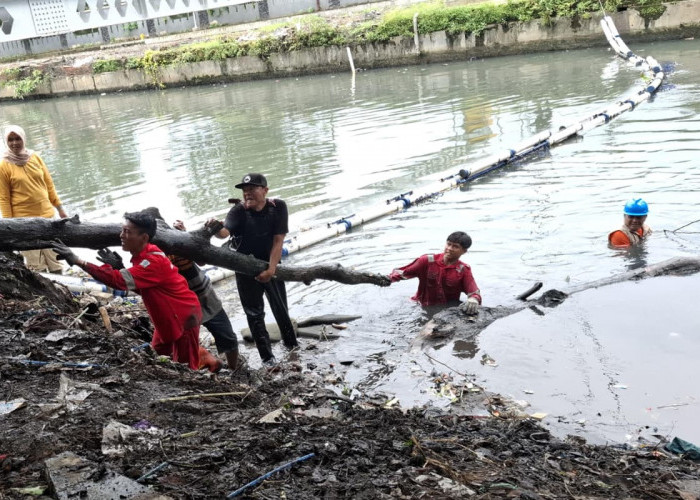 Warga Panjunan Kerja Bakti Bersihkan Sampah di Sungai Sukalila, Camat Lemahwungkuk Dorong Kepedulian Warga