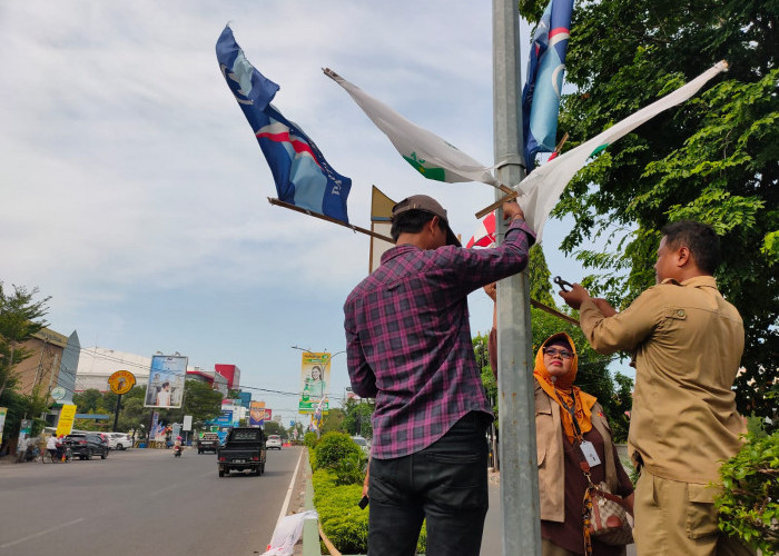 Jadi Etalase Peserta Pemilu, APK di Jalan Cipto Kota Cirebon Dibersihkan