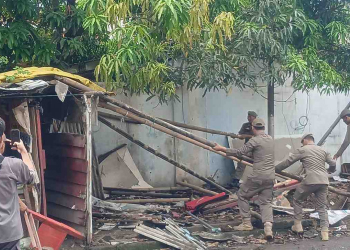 15 Bangunan Liar di Jalan Dukuh Semar Dibongkar Satpol PP Kota Cirebon