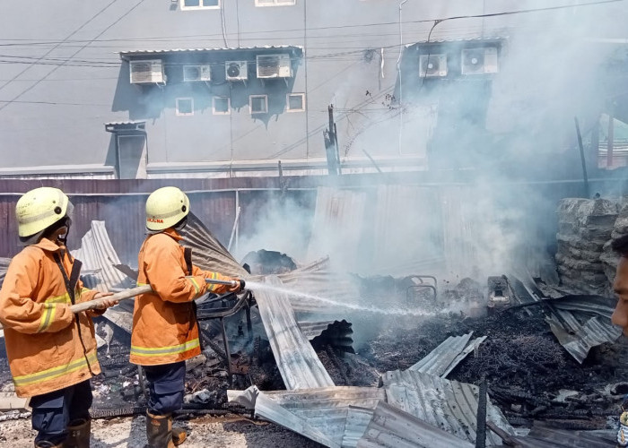 Jam Istirahat Siang, Lokasi Proyek di Jalan Cipto Tiba-tiba Terbakar