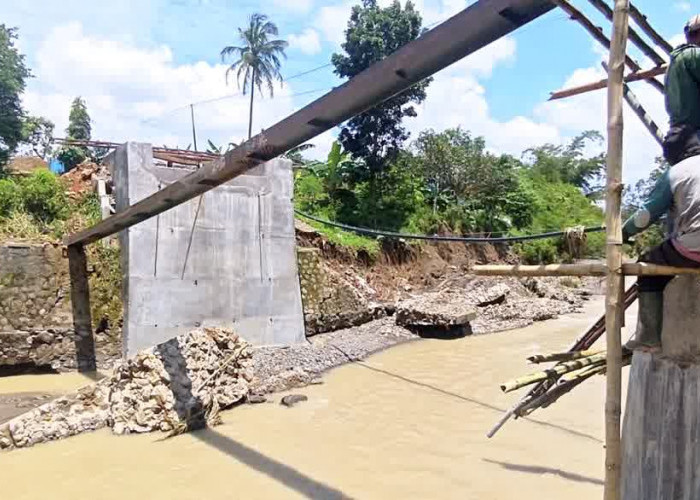 Terseret Arus Cipedak 3 Gelagar Baja Jembatan Cijemit Ditemukan, DPUTR Kerahkan Alat Berat 