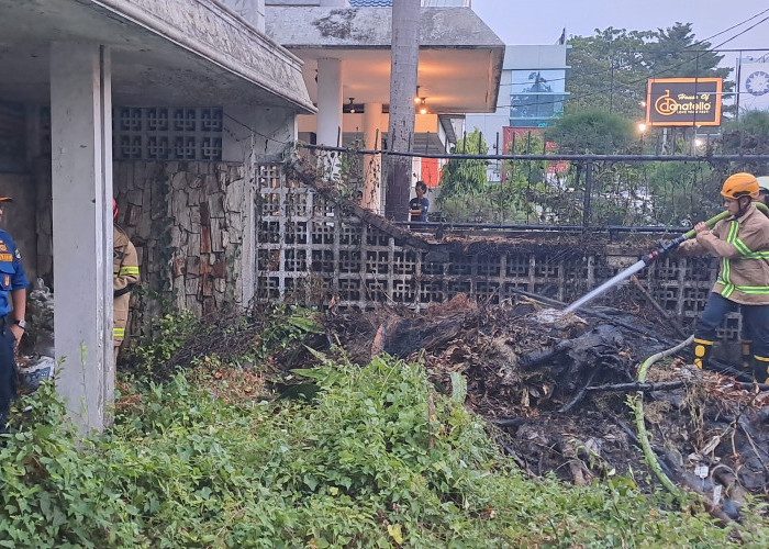 Diduga Puntung Rokok, Halaman Rumah Kosong di Wahidin Kota Cirebon Terbakar