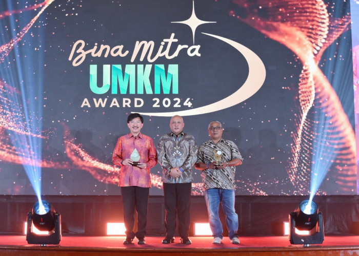 Program Teman UMKM Smartfren Berbuah Predikat Gold dalam Bina UMKM Awards 2024