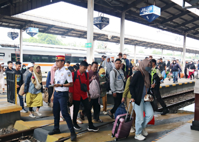 Penumpang Kereta Api di Cirebon Tembus 194 Ribu, PT KAI Daop 3 Cirebon: Pasti Terus Bertambah