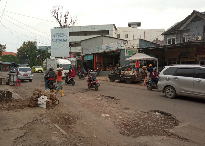 Warga Keluhkan Jalan Rusak di Kota Cirebon, Dinas PUTR Kota Cirebon Janjikan Jalan Ciremai Raya Diperbaiki