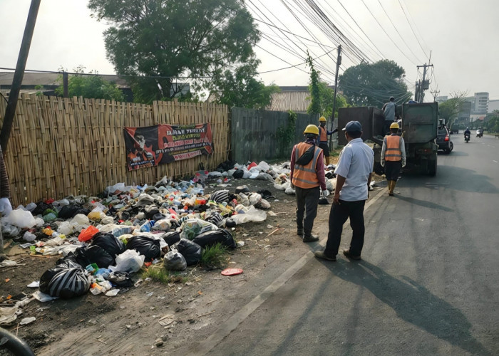 Dari By Pass hingga Palimanan, Sampah Liar di Pantura Cirebon DLH Kuras
