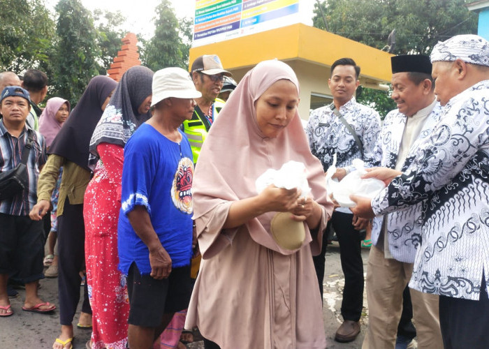 PGRI dan Pramuka Kabupaten Cirebon Bagikan 12.032 Paket Takjil Serentak di 40 Kecamatan