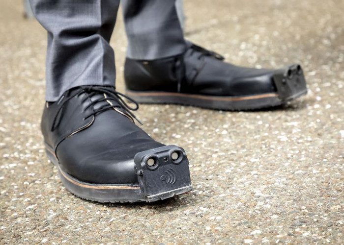 Smart Shoes untuk Disabilitas dengan Fitur Auto-Lacing dan Navigasi Haptic
