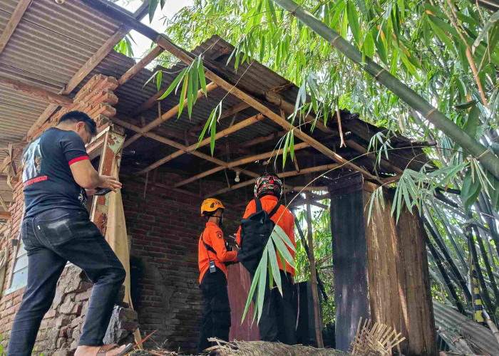 Akibat Hujan, 3 Rumah di Kalijaga Ambruk dalam Satu Malam