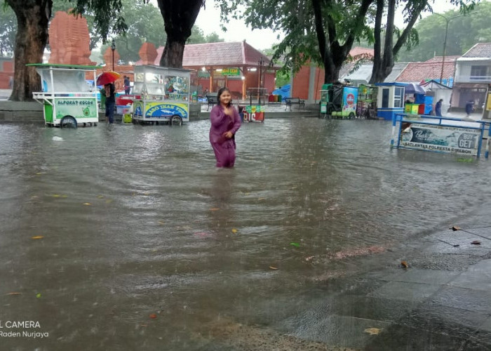 Hujan Angin Landa Cirebon, Alun-alun Kasepuhan Banjir, Pohon Tumbang di Krucuk, Hati-hati