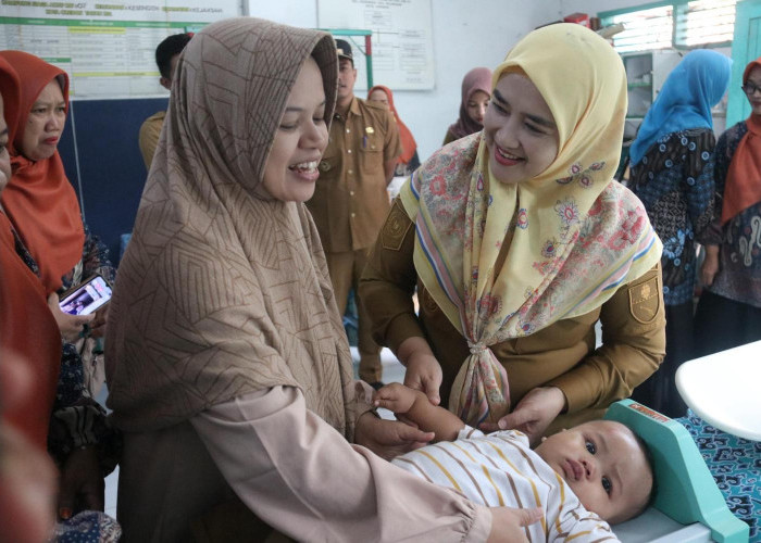 Siti Farida Monitor Langsung Posyandu di RW 07 Kedrunan Barat