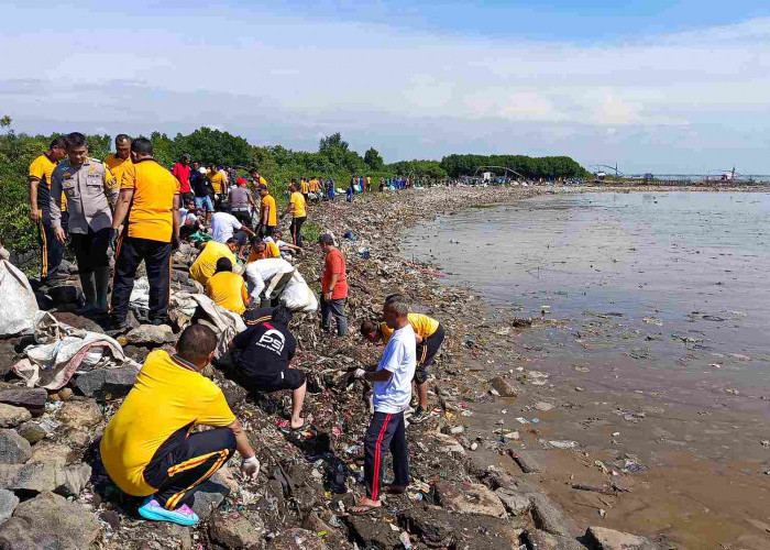 400 Personel Dikerahkan, Pantai Kesenden Mulai Dibersihkan