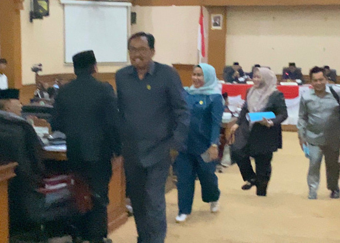 Paripurna Memanas, Fraksi PDIP Walk Out Tuntut Kejelasan Dana Cadangan Investasi