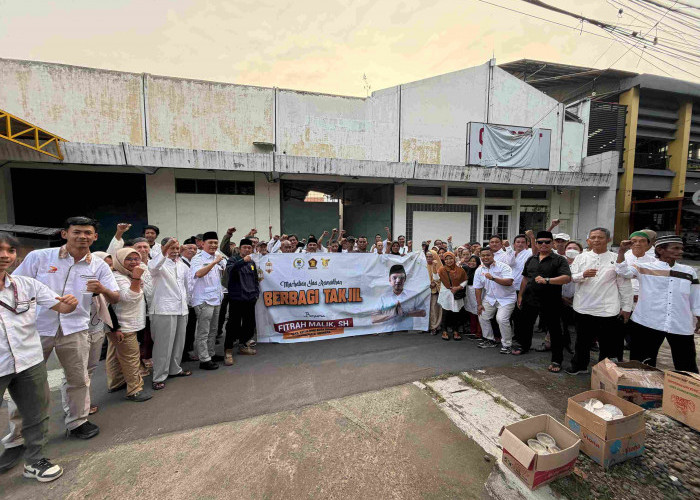 Fitrah Malik Berbagi Takjil untuk Ratusan Warga