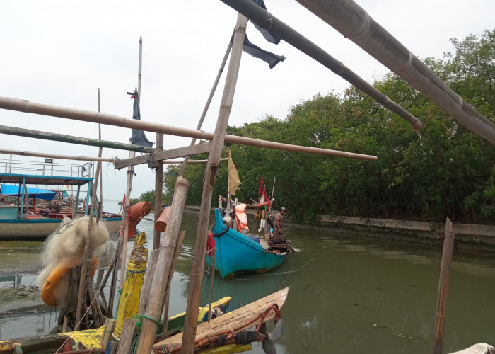 Cuaca Tak Menentu, Nelayan Pesisir Cirebon Enggan Melaut ke Tengah Laut