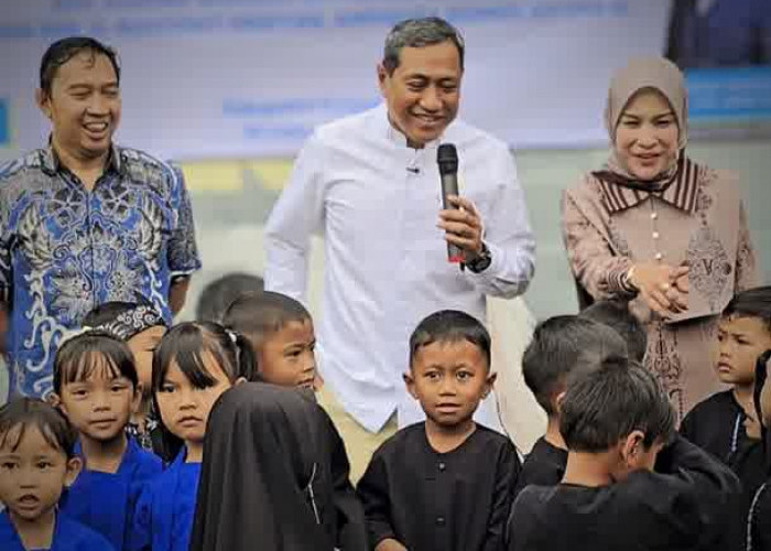 Akses Energi Berkeadilan, H Rokhmat Ardiyan Salurkan Program Listrik Gratis ke Kuningan