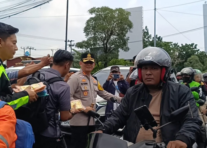 Simpang Pemuda Cirebon Dipadati Pemudik, Kapolres Cirebon Kota Bagikan Vitamin dan Jas Ujan