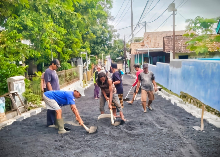 Tak Diperhatikan Pemerintah, Warga Desa Sampiran Swadaya Aspal Jalan